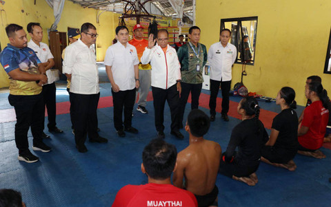 Pj Gubernur Lampung Samsudin bersama Kepala Dinas Pemuda dan Olahraga Provinsi Lampung, Desca Tama Paksi Moeda, saat meninjau pemusatan latihan daerah (Pelatda) atlet Lampung di PKOR Way Halim | Foto : Adpim