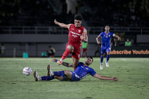 Pemain Persis Solo Ramadhan Sananta berebut bola dengan pemain Arema FC Sneyder Julian Guevara Munoz pada pertandingan semifinal Piala Presiden 2024 di Stadion Manahan, Solo, Jawa Tengah, Rabu (31/7/2024). Foto: Mohammad Ayudha/ANTARA FOTO