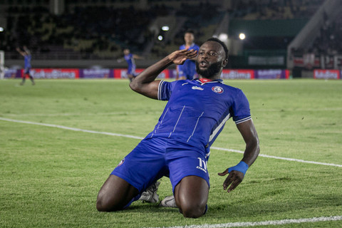 Selebrasi pemain Arema FC Charles Lokoli Ngoy usai mencetak gol ke gawang Persis Solo pada pertandingan semifinal Piala Presiden 2024 di Stadion Manahan, Solo, Jawa Tengah, Rabu (31/7/2024). Foto: Mohammad Ayudha/ANTARA FOTO