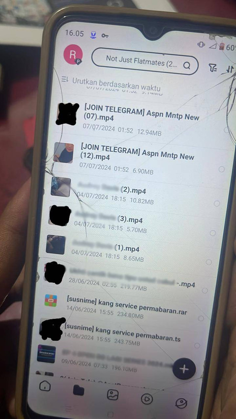 Isi handphone tersangka yang dijadikan barang bukti terkait penyebaran video porno diduga anak artis (AD) Foto: Dok Istimewa