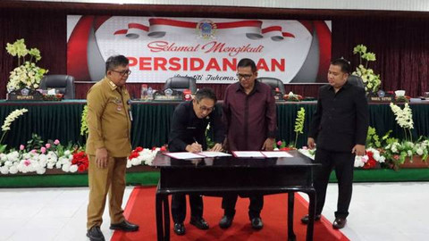 Penjabat Bupati Sitaro, Joi Eltiano B Oroh menandatangani berita acara pengesahan RPJPD Kabupaten Sitaro periode 2025-2045 yang telah selesai dibahas oleh DPRD.