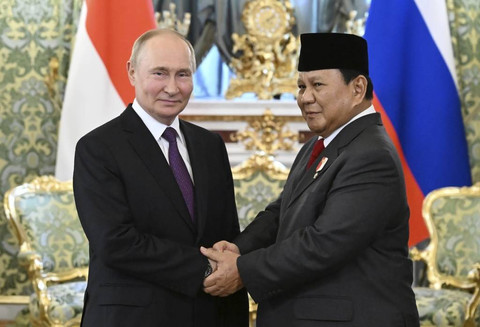 Presiden Indonesia terpilih, Prabowo Subianto bertemu Presiden Rusia Vladimir Putin di Kremlin, Moskow, Rabu (31/7) Foto: Maxim Shemetov/Pool Photo via AP
