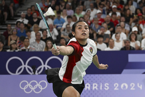 Pebulu tangkis tunggal putri Indonesia Gregoria Mariska Tunjung mengembalikan kok ke arah pebulu tangkis Republik Ceko Tereza Svabikova pada babak penyisihan grup G Olimpiade Paris 2024 di Porte De La Chapella Arena, Paris, Prancis, Rabu (31/8/2024). Foto: Nova Wahyudi/ANTARA FOTO