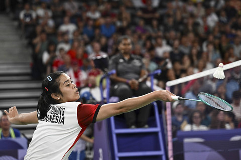 Pebulu tangkis tunggal putri Indonesia Gregoria Mariska Tunjung mengembalikan kok ke arah pebulu tangkis Republik Ceko Tereza Svabikova pada babak penyisihan grup G Olimpiade Paris 2024 di Porte De La Chapella Arena, Paris, Prancis, Rabu (31/8/2024). Foto: Nova Wahyudi/ANTARA FOTO