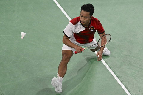 Pebulu tangkis tunggal putra Indonesia Anthony Sinisuka Ginting mengembalikan kok ke arah pebulu tangkis Prancis Toma Junior Popov pada babak penyisihan grup H Olimpiade Paris 2024 di Porte De La Chapella Arena, Paris, Prancis, Rabu (31/7/2024). Foto: Wahyu Putro A/ANTARA FOTO