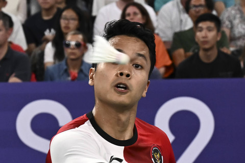 Pebulu tangkis tunggal putra Indonesia Anthony Sinisuka Ginting mengembalikan kok ke arah pebulu tangkis Prancis Toma Junior Popov pada babak penyisihan grup H Olimpiade Paris 2024 di Porte De La Chapella Arena, Paris, Prancis, Rabu (31/7/2024). Foto: Wahyu Putro A/ANTARA FOTO