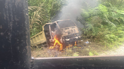 Truk yang dibakar KKB Yahukimo, Papua Pegunungan, Rabu (31/7/2024). Foto: Dok Istimewa