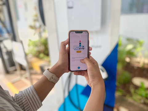 Pengisian daya kendaraan listrik di Stasiun Pengisian Kendaraan Listrik Umum (SPKLU) menggunakan aplikasi PLN Mobile. Foto: Dok. PLN
