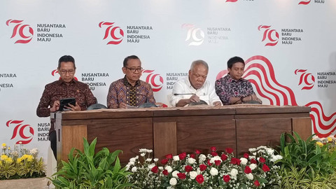 (kiri-kanan) Kasetpres Heru Budi, Mensesneg Pratikno, Menteri PUPR Basuki Hadi Muljono, Wakil Kepala Otorita IKN Raja Juli dalam Konferensi pers bulan kemerdekaan di Kantor Kemensetneg, Jakarta Pusat, Kamis (1/8). Foto: Zamachsyari/kumparan