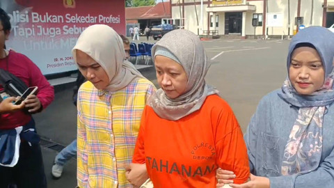 Tersangka MI, penganiaya anak di daycare Wansen School Depok saat ditampilkan di Polres Depok, Kamis (1/8). Foto: Thomas Bosco/kumparan
