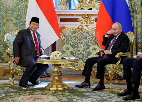 Menteri Pertahanan sekaligus Presiden terpilih Republik Indonesia periode 2024-2029 Prabowo Subianto berjabat tangan dengan Presiden Rusia Vladimir Putin saat pertemuan di Moscow, Rusia, Rabu (31/7/2024). Foto: Maxim Shemetov/REUTERS