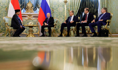 Presiden Prabowo Subianto berbincang dengan Presiden Rusia Vladimir Putin saat pertemuan di Moscow, Rusia, Rabu (31/7/2024). Foto: Maxim Shemetov/REUTERS