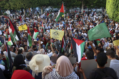 Para demonstran membawa bendera saat melakukan aksi unjuk rasa untuk mengutuk pembunuhan pemimpin Hamas Ismail Haniyeh di Iran, di Tunis, Tunisia, Rabu (31/7/2024). Foto: Jihed Abidellaoui/REUTERS