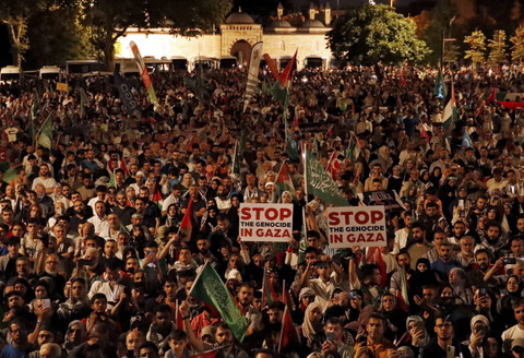 Para demonstran pro-Palestina mengambil bagian dalam aksi unjuk rasa untuk memprotes pembunuhan pemimpin Hamas Ismail Haniyeh di Iran, di Istanbul, Turki, Rabu (31/7/2024). Foto: Dilara Senkaya/REUTERS
