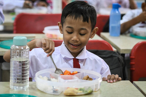 Siswa menyantap makanan saat uji coba program makan bergizi gratis di SDN Sukasari 5, Kota Tangerang, Banten, Kamis (1/8/2024).  Foto: Sulthony Hasanuddin/ANTARA FOTO 