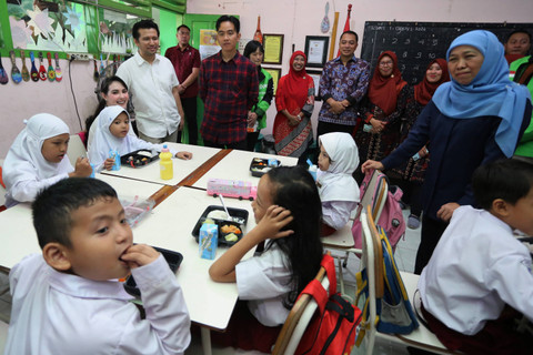 Wakil Presiden terpilih Gibran Rakabuming Raka didampingi Ketua Umum PP Muslimat NU Khofifah Indar Parawansah, Ketua DPD Partai Demokrat Jatim Emil Elestianto Dardak meninjau uji coba program makan bergizi gratis di Surabaya, Jawa Timur, Kamis (1/8)  Foto: Moch Asim/ANTARA FOTO 