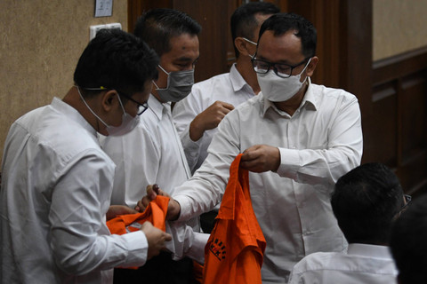 Empat dari 15 terdakwa bersiap mengeanakan baju tahanan usai menjalani sidang perdana perkara dugaan pungutan liar (Pungli) dalam lingkungan Rumah Tahanan (Rutan) KPK di Pengadilan Tipikor, Jakarta, Kamis (1/8/2024). Foto: Aditya Pradana Putra/ANTARA FOTO