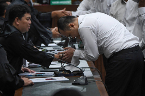 Mantan Kepala Rutan KPK Achmad Fauzi (kanan) menyalami Jaksa Penuntut Umum usai menjalani sidang perdana perkara dugaan pungutan liar (pungli) dalam lingkungan Rumah Tahanan (Rutan) KPK di Pengadilan Tipikor, Jakarta, Kamis (1/8/2024). Foto: Aditya Pradana Putra/ANTARA FOTO