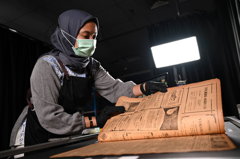 Seorang pengalih media menyelesaikan pengalihwahanaan naskah kuno di Perpustakaan Nasional (Perpusnas), Salemba, Jakarta, Kamis (1/8/2024). Foto: Fauzan/ANTARA FOTO