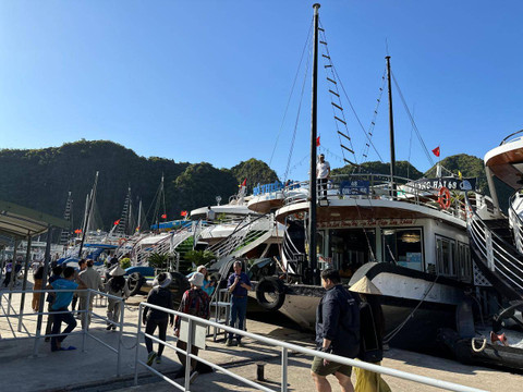 Perahu pelayaran trip Ha Long Bay (sumber: dokumentasi pribadi)
