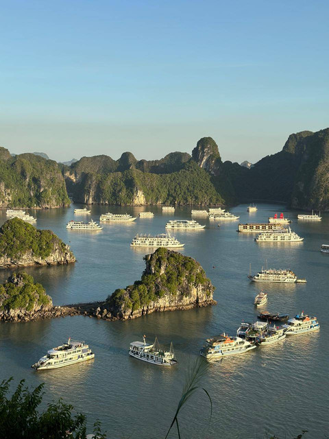 Pemandangan Ha Long Bay dari Ti Top Islet (sumber: dokumentasi pribadi)
