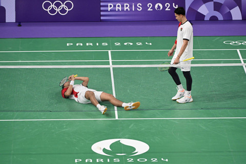 Ganda putra Indonesia Fajar Alfian merebahkan diri di lapangan disaksikan rekannya Rian Ardianto usai kalah dari ganda putra China pada babak perempat final Olimpiade Paris 2024 di Porte De La Chapella Arena, Paris, Kamis (1/8/2024). Foto: Wahyu Putro A/ANTARA FOTO