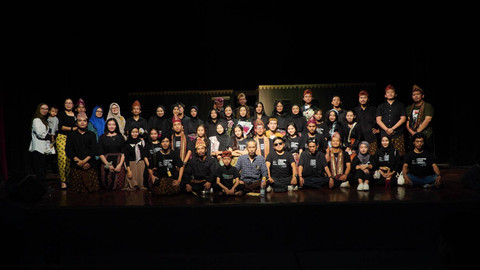 Seluruh jajaran tim Festival Seni Bahasa Lampung dan Rumah Kebudayaan Kober | Foto : Ist