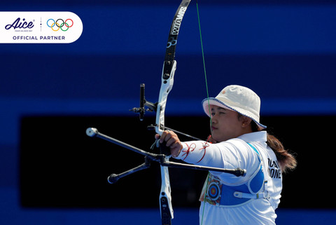 Pemanah putri Indonesia Rezza Octavia pada pertandingan Olimpiade Paris 2024 di Porte De La Chapella Arena, Paris, Prancis. Foto: Rebecca Blackwell/AP Photo
