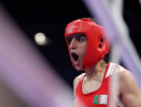Imane Khelif dari Aljazair saat melawan Angela Carini dari Italia di babak 16 besar cabor tinju putri kelas 66 kg Olimpiade Paris 2024 di North Paris Arena, Villepinte, Prancis, pada 1 Agustus 2024. Foto: REUTERS/Isabel Infantes
