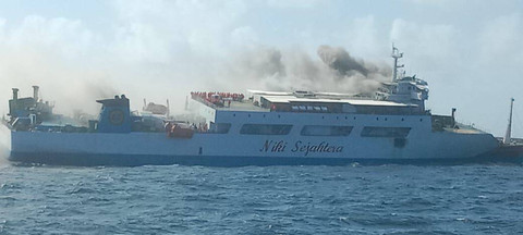 Suasana kapal KM Niki Sejahtera terbakar di Perairan Banjarmasin, Jumat (2/8). Foto: Dok. Bakamla