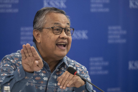 Gubenur Bank Indonesia Perry Warjiyo menyampaikan keterangan pers hasil rapat Komite Stabilitas Sistem Keuangan (KSSK) III Tahun 2024 di Kantor LPS, Jakarta, Jumat (2/8/2024). Foto: ANTARA FOTO/Aprillio Akbar