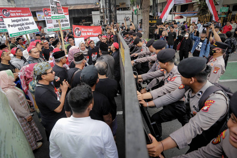 Pengunjuk rasa yang tergabung dalam 'Aliansi Santri Gus Dur Menggugat' melakukan aksi di depan Gedung Pengurus Besar Nahdlatul Ulama (PBNU), Jakarta, Jumat (2/8/2024). Foto: Jamal Ramadhan/kumparan