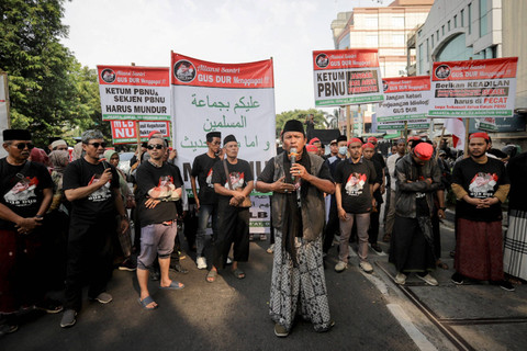 Pengunjuk rasa yang tergabung dalam 'Aliansi Santri Gus Dur Menggugat' melakukan aksi di depan Gedung Pengurus Besar Nahdlatul Ulama (PBNU), Jakarta, Jumat (2/8/2024). Foto: Jamal Ramadhan/kumparan