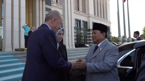Menteri Pertahanan sekaligus presiden Republik Indonesia terpilih terpilih periode 2024-2029 Prabowo Subianto (kiri) didampingi Presiden Turki Recep Tayyip Erdogan (kanan) berjabat tangan usai melakukan pertemuan di Turki, Selasa (30/7/2024).  Foto: Dok. Tim Media Prabowo Subianto