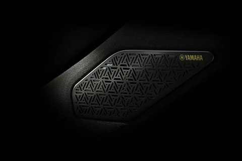 Speaker di Mitsubishi Outlander PHEV Facelift. Foto: Carscoops