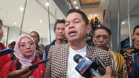 Dedi Mulyadi menjawab pertanyaan wartawan saat ditemui usai acara Justice Talk Show di Kampus Maranatha, Bandung, Jumat (2/8/2024). Foto: Robby Bouceu/kumparan