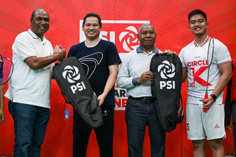 Ketua Umum Partai Solidaritas Indonesia (PSI) Kaesang Pangarep (kanan) dan mantan atlet bulu tangkis national yang juga kader PSI Hariyanto Arbi (kedua kiri) memberikan raket dan surat rekomendasi kepada Calon Gubernur Papua Barat Domingggus Mandacan (kedua kanan) dan Calon Wakil Gubernur Papua Barat Muhammad Lakotani (kiri) di Kebayoran Lama, Jakarta, Jumat (2/8/2024). Foto: Fauzan/ANTARA FOTO