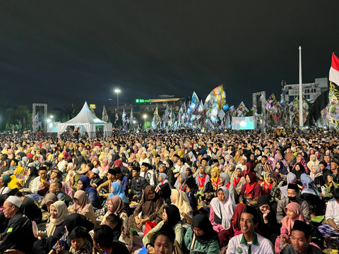 Acara Bawaslu Jateng bersalawat di Simpang Lima Semarang.  Foto: Intan Alliva Khansa/kumparan