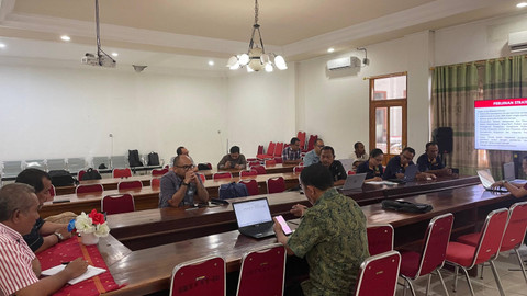 Rapat koordinasi bersama Dinas Penanaman Modal dan Pelayanan Terpadu Satu Pintu (DPMPTSP) Kabupaten Manggarai Barat, di Kantor Bupati Manggarai Barat, Nusa Tenggara Timur (NTT), Jumat (2/8/2024).  Foto: Fadhil Pramudya/kumparan