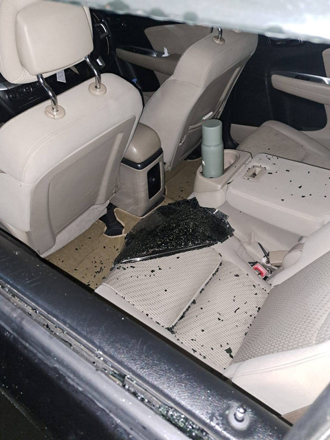 Kondisi mobil Dodge Journey yang menjadi sasaran pencurian di Jalan Mampang Prapatan Raya, Jumat (2/8). Dok. kumparan