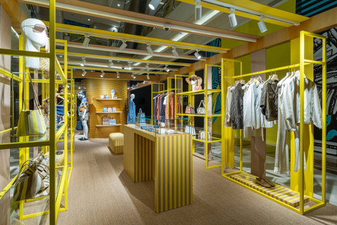 Koleksi busana musim panas Fendi 2024 yang dipamerkan di pop up store Mal Pacific Place. Foto: Fendi