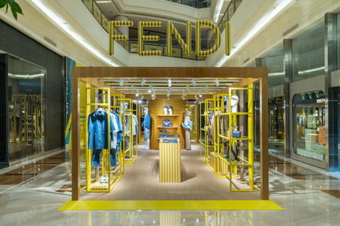 Koleksi busana musim panas Fendi 2024 yang ditampilkan di pop up store Mal Pacific Place. Foto: Fendi