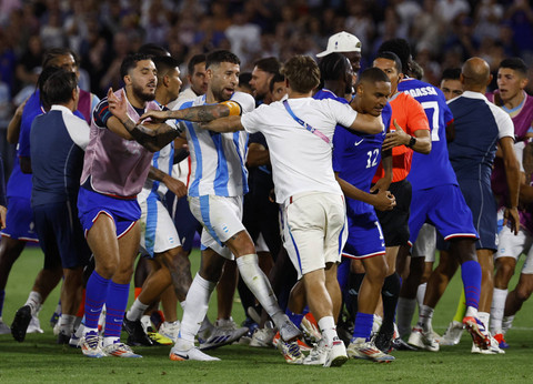 Sejumlah pemain sepak bola Argentina dan Prancis berkelahi usai laga Perempatfinal Putra Olimpiade Paris 2024 di Stadion Bordeaux, Bordeaux, Prancis - 02 Agustus 2024. Foto: REUTERS/Stephane Mahe