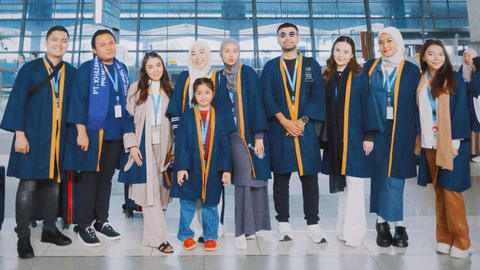 Momen Awkarin umrah bersama keluarga dan teman. 
 Foto: Instagram/ @narinkovilda