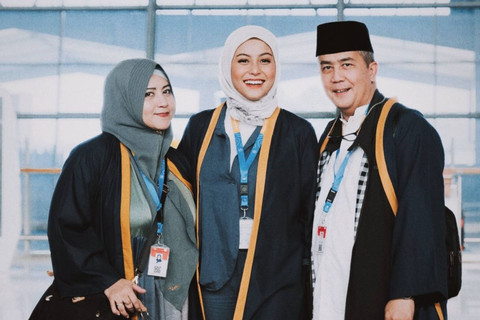 Momen Awkarin umrah bersama keluarga dan teman.    Foto: Instagram/ @narinkovilda