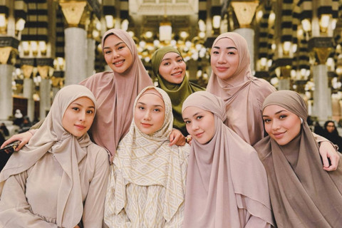 Momen Awkarin umrah bersama keluarga dan teman.    Foto: Instagram/ @narinkovilda