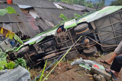 Sebuah bus mengalami kecelakaan di Jalan Alternatif Taman Safari, Desa Citeko, Kecamatan Cisarua, Kabupaten Bogor, Sabtu (3/8/2024).  Foto: Dok. Polsek Cisarua