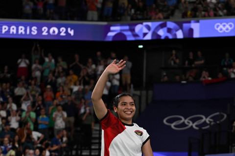 Pebulu tangkis putri Indonesia Gregoria Mariska Tunjung melambaikan tangan usai menghadapi Ratchanok Intanon pada babak perempat final bulu tangkis putri Olimpiade Paris 2024 di Porte De La Chapella Arena, Paris, Prancis, Sabtu (3/8/2024). Foto: Luis Tato/AFP