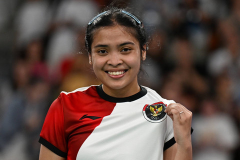 Pebulu tangkis tunggal putri Indonesia Gregoria Mariska Tunjung memegang lambang Garuda usai menang melawan pebulu tangkis Thailand Ratchanok Intanon pada babak perempat final bulu tangkis tunggal putri Olimpiade Paris 2024 di Porte De La Chapella Arena, Prancis. Foto: Wahyu Putro A/ANTARA FOTO