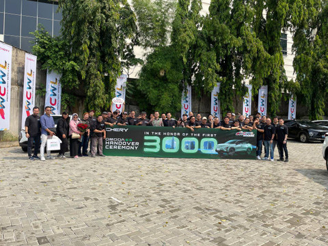 PT Chery Sales Indonesia (CSI) lakukan seremoni penyerahan unit mobil listrik Chery Omoda E5 ke konsumen yang ke-3.000 di Jakarta, Sabtu (3/8/2024). Foto: Sena Pratama/kumparan